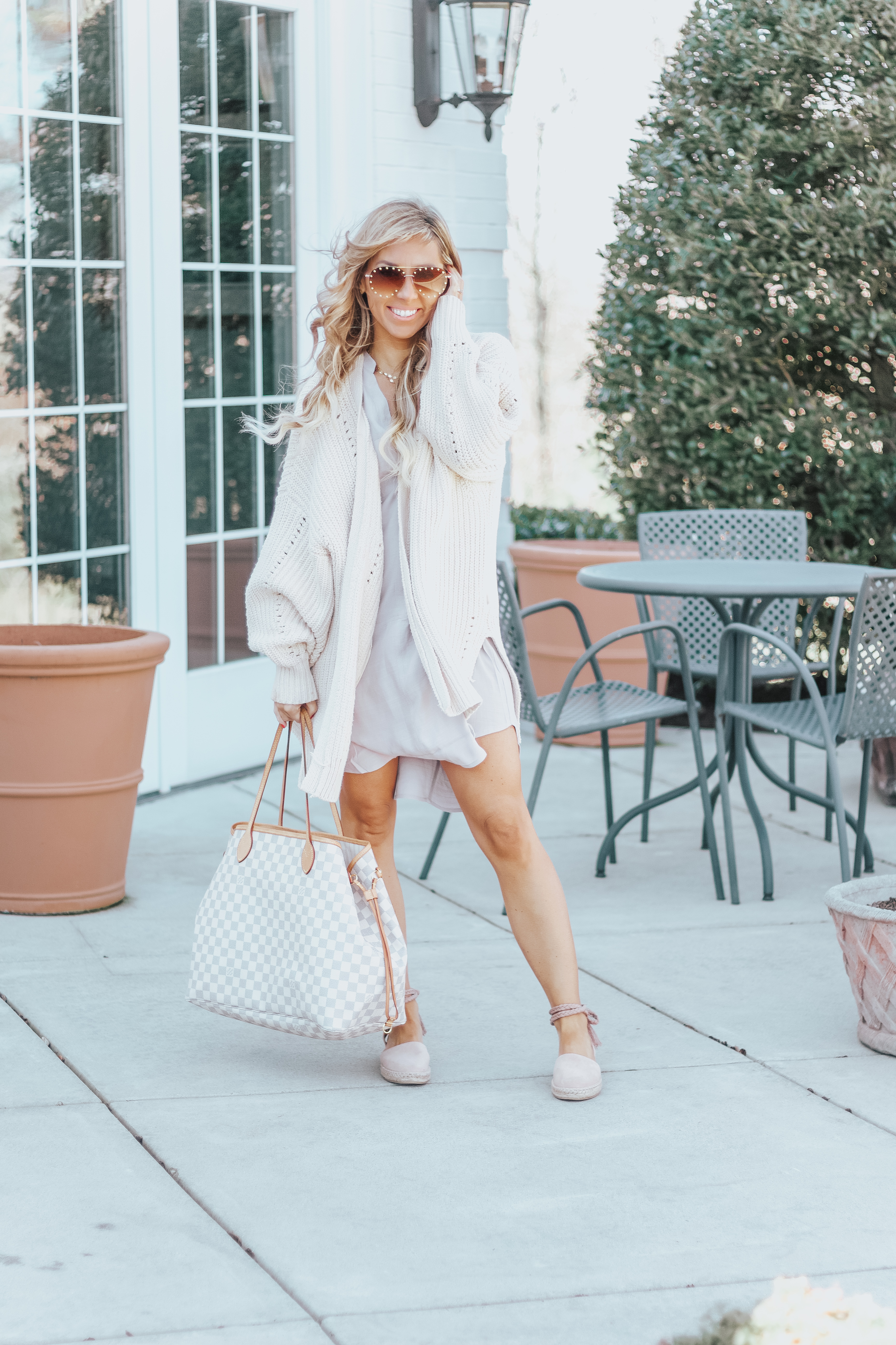 neutral spring outfits